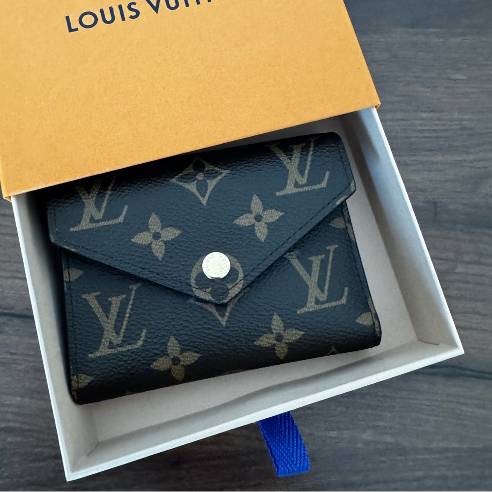Authentic Louis Vuitton Monogram Victorine Wallet with Box